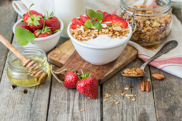 Obraz na płótnie Canvas Breakfast - yogurt with granola and straberries