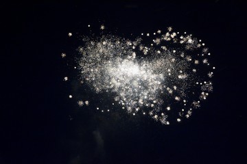 Großes herzförmiges  Feuerwerk am schwarzen Nachthimmel