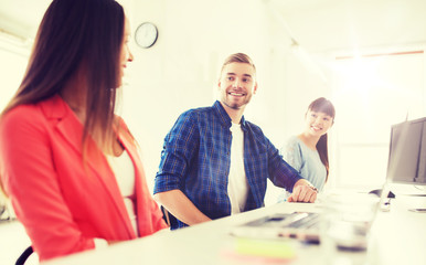 Obraz premium happy international creative team at office