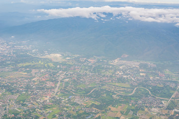 Obraz premium A cityscape with a mountain on the side view from the airplane window.