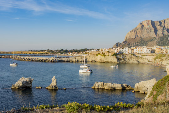 Veduta sull spiaggia di Terrasini e la cittadina sullo sfondo, provincia di Palermo IT