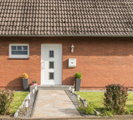 Weiße Haustür eines Hauses