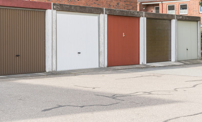Fototapeta na wymiar Garagenanlage mit Toren in verschiedenen Farben