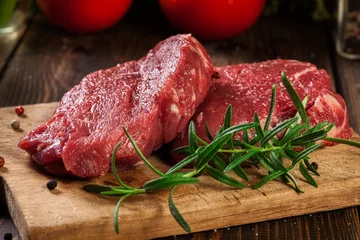 Fotobehang Steakhouse Verse rauwe biefstuk entrecote met rozemarijn
