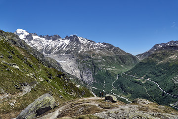 Sicht vom Grimselpass auf die Furkapassstrasse