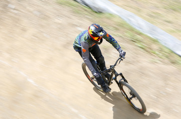 Naklejka premium vélo tout terrain descente