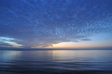 Obraz premium beautiful blue sky with clouds background.Sky clouds and sea, Sky with clouds weather nature cloud blue, Sky background on sunset, sunset at sea. variety of colors and hues of the rising sun