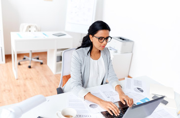 Obraz na płótnie Canvas businesswoman with laptop working at office