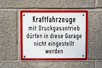 Schild Kraftfahrzeuge mit Druckgasbetrieb verboten