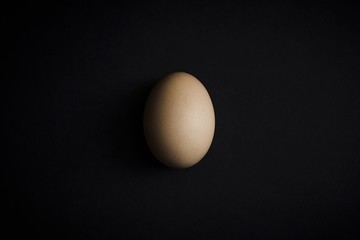 Jajko na czarny tle