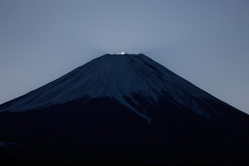 Fototapeta na wymiar 朝霧高原から望むダイヤモンド富士