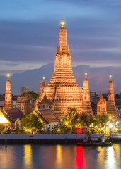 Fototapeta premium Wat Arun Buddhist religious places in twilight time, Bangkok, Thailand