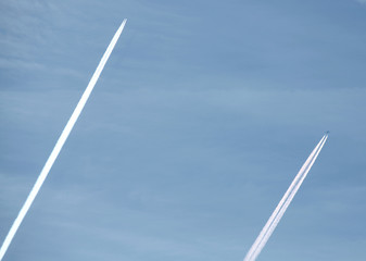 Trainées d'avions dans le ciel