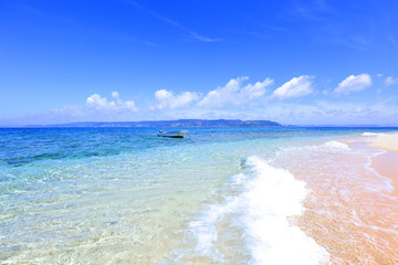 Fototapeta premium 沖縄の青い海とさわやかな空