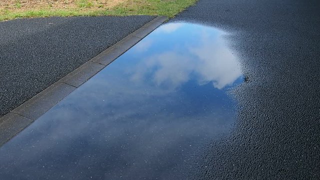 雨上がりの水たまりと青空