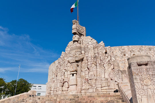 Flag, monument, Merida Yucat&aacute;n