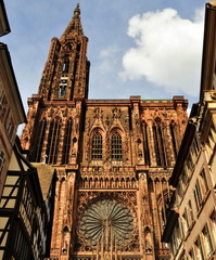 Westfassade des Straßburger Münsters mit der großen Rosette vor strahlend blauem Himmel