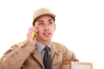 通話中の笑顔の男性