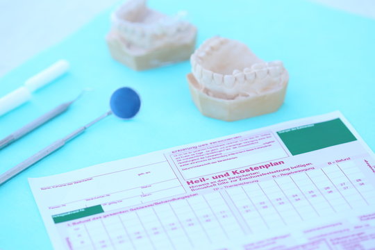 Heil- und Kostenplan beim Zahnarzt Instrumente Gebiss