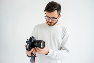 Obraz premium Puzzled photographer with camera