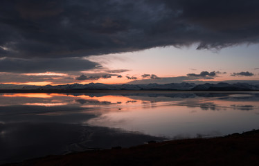 Fototapeta premium Beautiful sunset and mountains. reflecting in the lake 