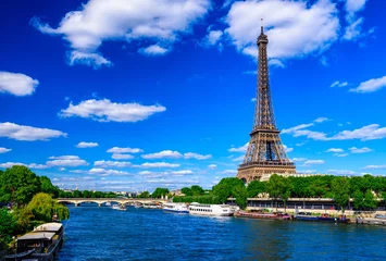 Foto op Plexiglas Eiffeltoren Parijs Eiffeltoren en rivier de Seine in Parijs, Frankrijk. De Eiffeltoren is een van de meest iconische bezienswaardigheden van Parijs.