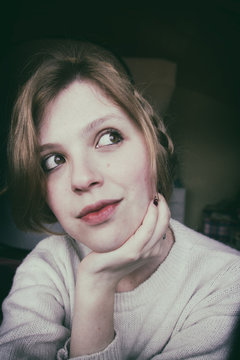 Retrato de una preciosa y dulce chica rubia con estilo retro 