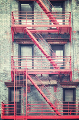 Retro stylizowana fotografia ucieczki budynku mieszkalnego na Manhattanie, Nowy Jork, USA. - 161211400