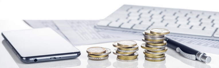 Finanzen, Euro, Handel, Online,  Smartphone, Tastatur und Münzstapel, Panorama, Hintergrund