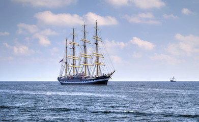 Plakat Sailing ship in the blue sea