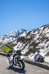 Fototapeta premium motard sur parking dans les alpes