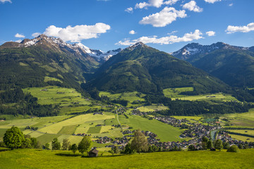 Fototapeta na wymiar alpes autrichiennes avec vue sur village et rivière