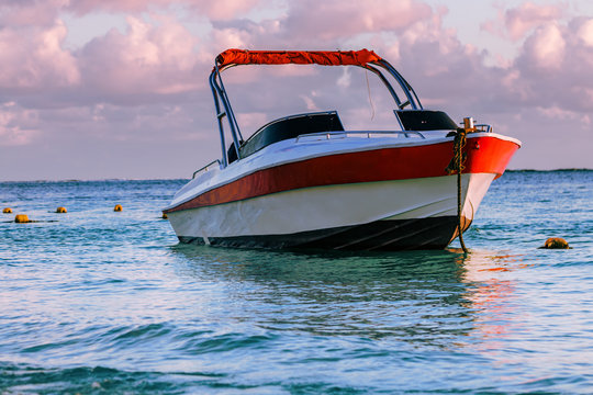 Motorboot bei Sunrise
