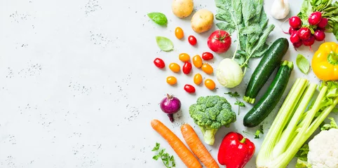 Foto op Plexiglas Groenten Keuken - verse kleurrijke biologische groenten op werkblad