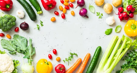 Fond de hotte en verre imprimé Légumes Cuisine - légumes biologiques frais et colorés sur le plan de travail