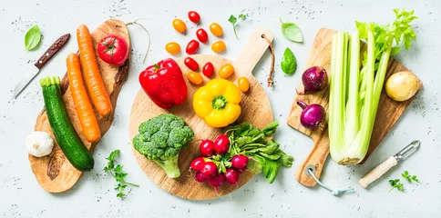 Crédence en verre imprimé Légumes Cuisine - légumes biologiques frais et colorés sur le plan de travail