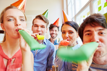 Junge Leute haben Spaß mit Tröten