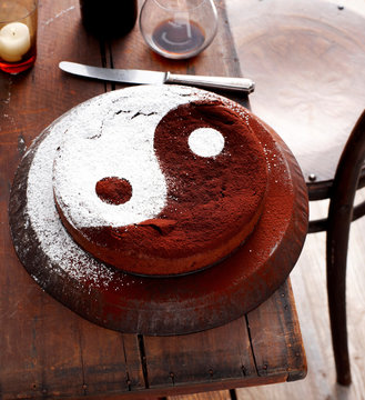 Cake decorated with yin yang symbol