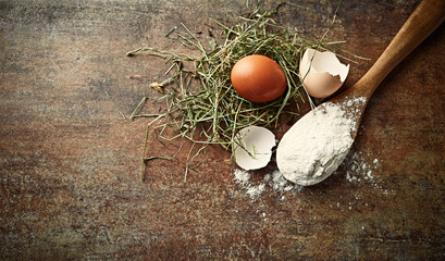 Organic Eggs and Wheat Flour for baking (symbolic image)