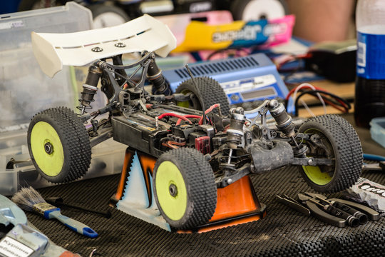 Maintenance of radio-controlled model of the car in a break between competitions