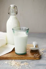 Crédence de cuisine en verre imprimé Produits laitiers  Glass of milk and oatmeal. Healthy breakfast