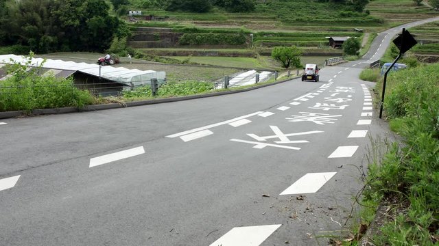 奈良県明日香村／稲渕の棚田を走る超小型電気自動車