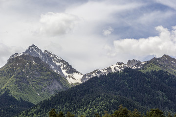 Fototapeta premium Горный пейзаж, красивый вид на живописные горные склоны, панорама горного ущелья, белые облака на небе, дикая природа и горы Северного Кавказа