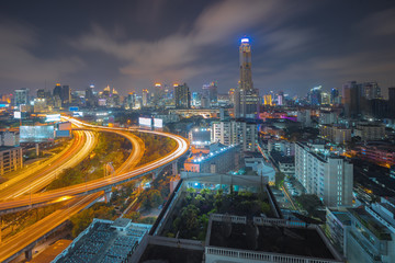 Obraz premium The beautiful scenery of cityscape in Bangkok, Thailand. City growth is being compared between residential and business districts.
