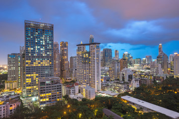 Fototapeta premium Bangkok cityscape at blue hour with the park. Many building view on skyscraper.