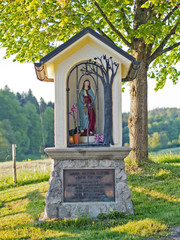 Figur von Maria Mutter Gottes auf einem Gehweg