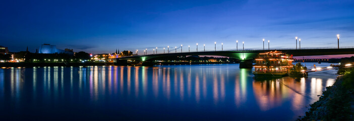 Bonn - Kennedybrücke zur Blauen Stunde; Deutschland