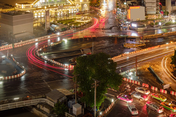 Fototapeta na wymiar Night light traffic / Night light traffic at Bangkok train station (HUA LUMPONG).