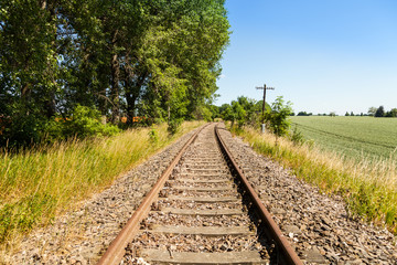 Fototapeta premium Alte Eisenbahnstrecke stillgelegt