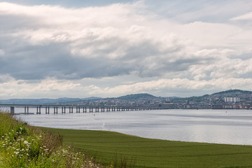 Obraz premium Tay Bridge Accross Green Fields Dundee Scotland